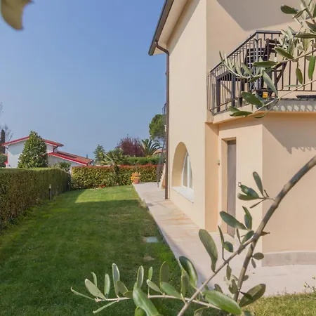Bardolinolungolago Di Garda • Piscina • Parking